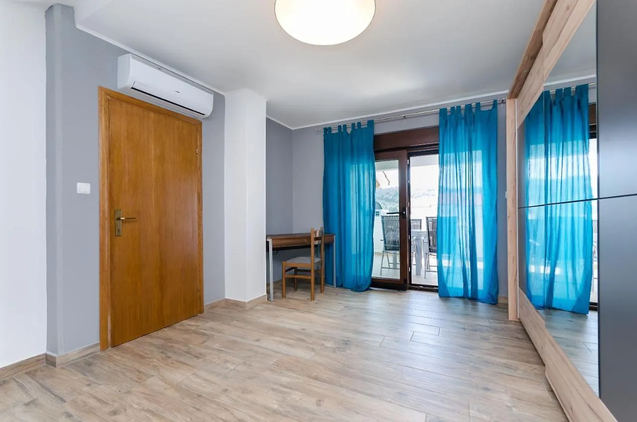 Apartments Kristijan M Lopar