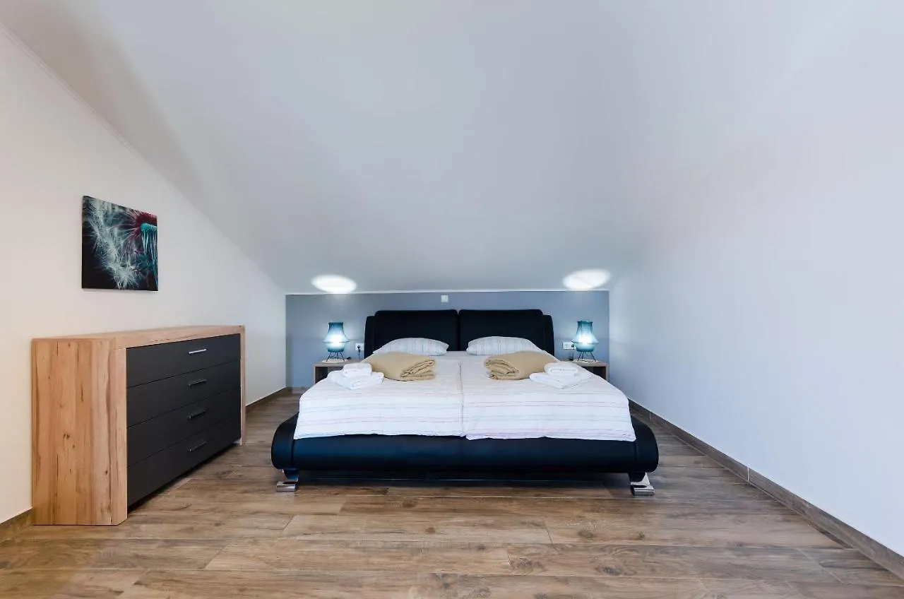 Apartments Kristijan M Lopar